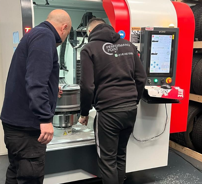 TORNADO WRM26 ALLOY WHEEL CNC DIAMOND CUT MACHINE TRAINING IN HOLLAND